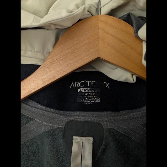 [SOLD] ARC'TERYX 2010 Womens US M SCARABEE Recco Ski Jacket Shell White Tea GTX - Picture 13 of 15